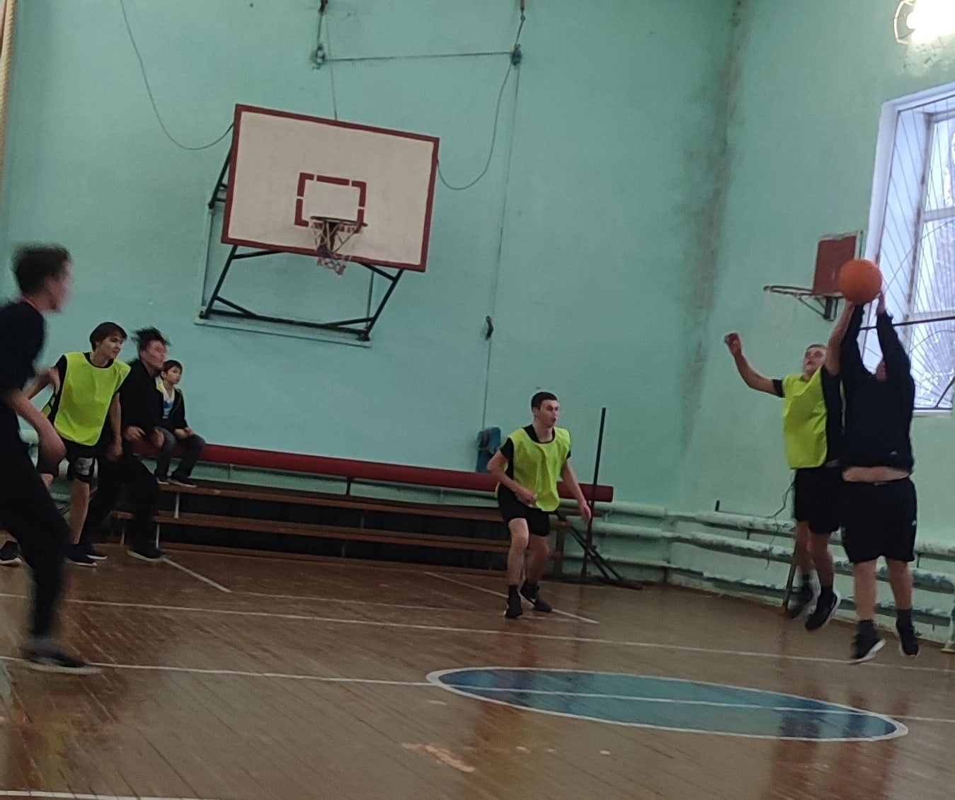 Школьные соревнования по баскетболу.