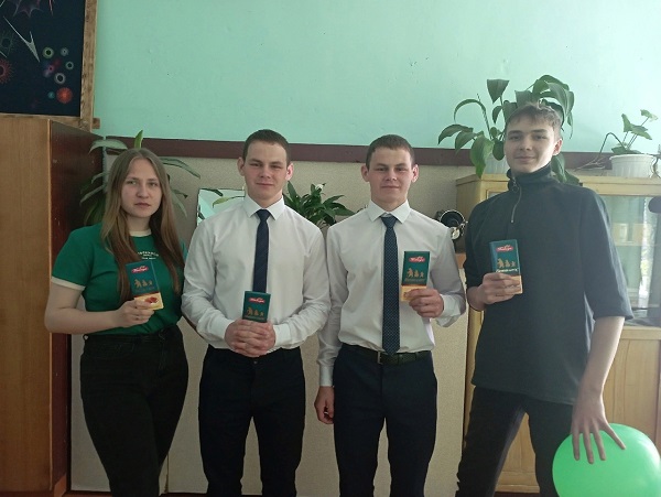 Радужная неделя для выпускников 11 класса - День Сюрпризов (зелёный цвет).