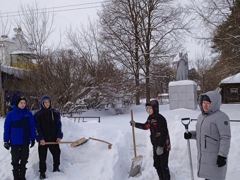 Волонтёрская акция по уборке территории памятника павшим воинам-героям.
