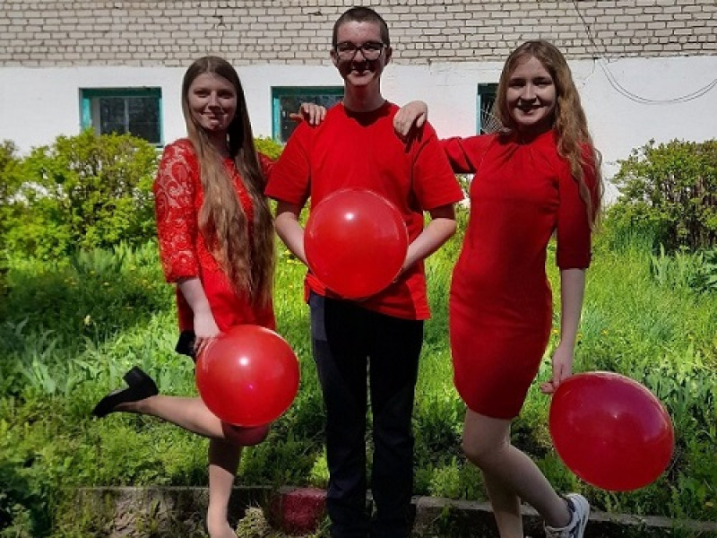 Радужная неделя для выпускников 11 класса - День Любви (красный цвет).