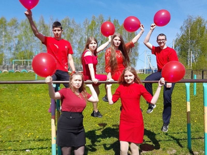 Радужная неделя для выпускников 11 класса - День Любви (красный цвет).