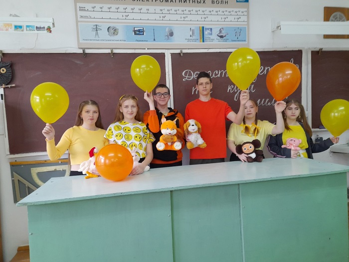 Радужная неделя для выпускников 11 класса - День Детства (жёлтый цвет) и День Озорства и Веселья (оранжевый цвет).