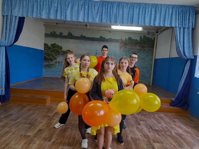 Радужная неделя для выпускников 11 класса - День Детства (жёлтый цвет) и День Озорства и Веселья (оранжевый цвет).